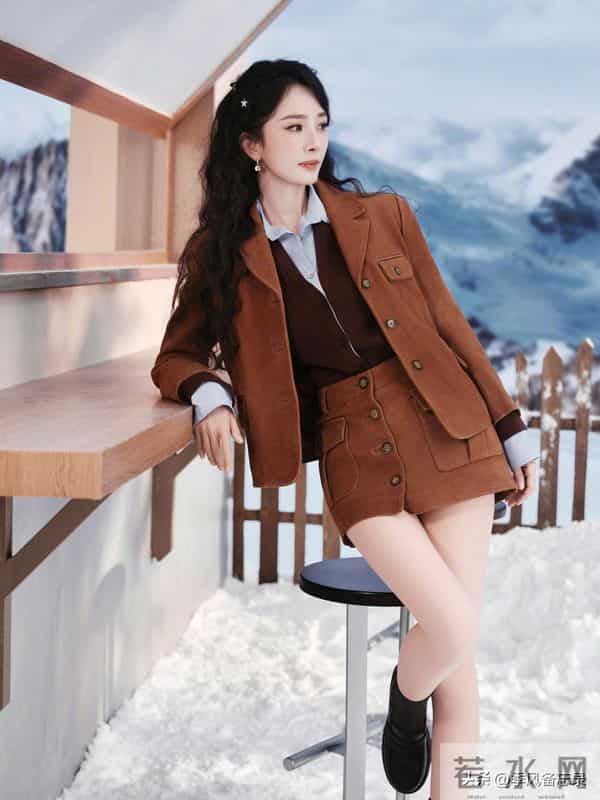 杨幂的美腿真的太适合穿肉丝了