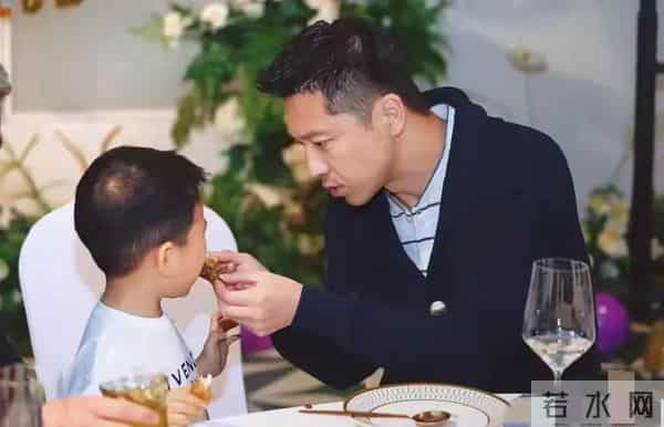 王雷小儿子4岁生日被8岁大儿子抢风头 目测1米5胖到110斤 弟弟好萌