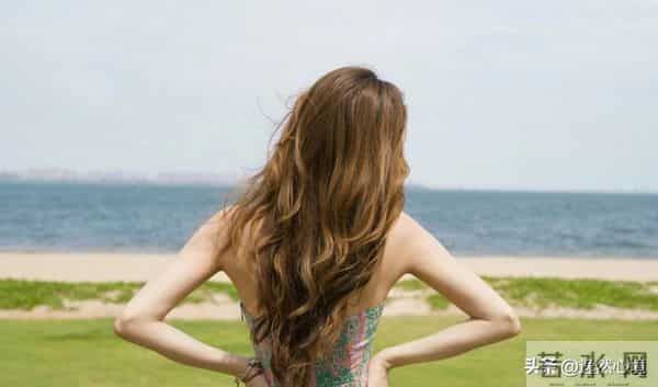 弦子身穿沙滩裙 ‖ 海边度假