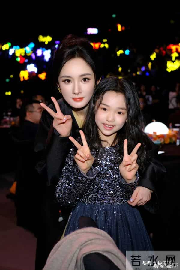 好羡慕！董璇女儿小酒窝一口气晒17张合影，数位明星主动贴脸合照