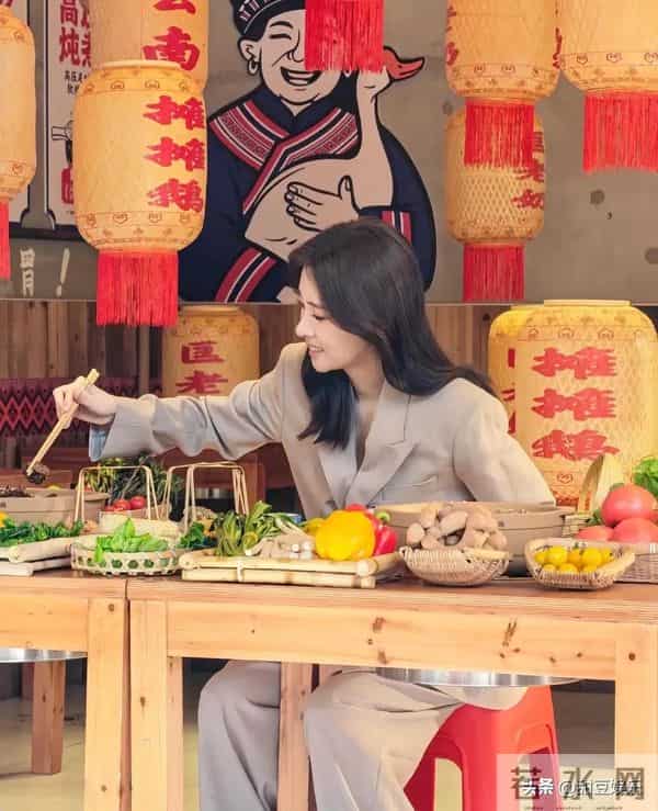 张碧晨昆明吃火锅被偶遇！嘟嘴卖萌美到犯规，这状态绝了