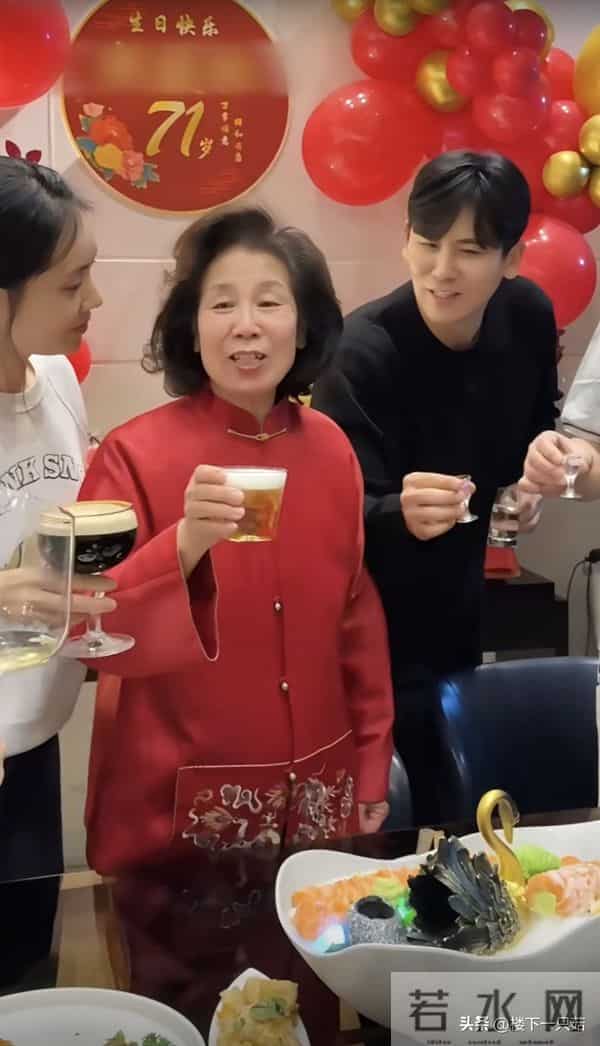 秋瓷炫豪宅为婆婆庆生 于晓光妈妈71岁很年轻 大平层装几十人也不挤