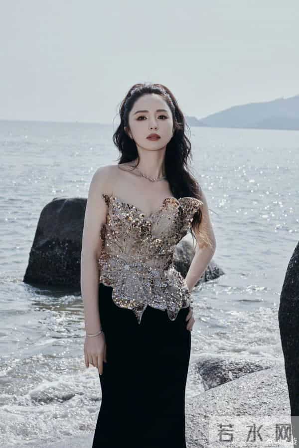 董璇 佟丽娅两人的好身材真是旗鼓相当 小酒窝和多位明星合照好幸福