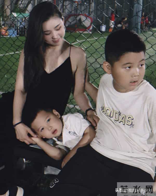 王雷小儿子4岁生日，李小萌露肩装女人味十足，弟弟比哥哥颜值高