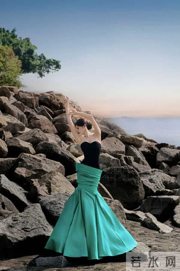 45岁秦岚扎着低丸子头化身美人鱼,抹胸鱼尾裙海边回眸美出圈!