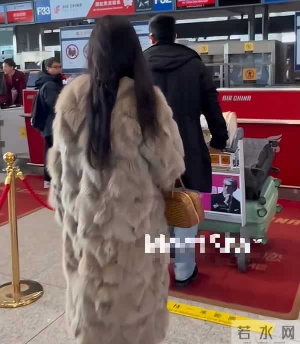 45岁霍思燕现身机场，貂皮配皮靴子老土显矮，杜江打扮的像个大爷