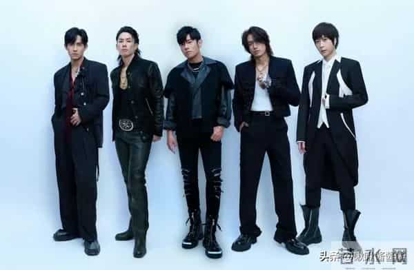 朱孝天现身机场，冲网友黑脸翻白眼，他一手扯烂了偶像圈的遮羞布