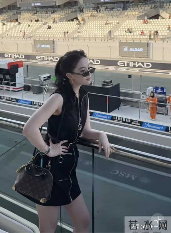 刘亦菲扎高马尾 穿LV无袖连衣短裙看F1 皮肤白得发光 美得肆意又张扬