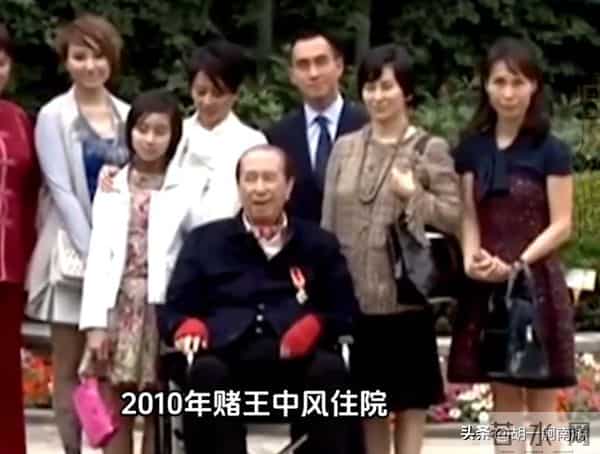 何超琼海口开幕偶遇,生图眼袋凸出显疲惫,灰毛衣小短裙超接地气