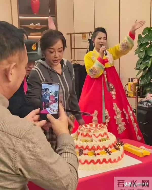 75岁刘晓庆在酒店包厢大摆生日宴，她打扮很朴素，黑眼圈很重