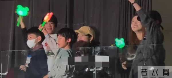 陈妍希和谢楠带娃看演唱会！7岁吴所惧环抱8岁小星星，高冷似陈晓