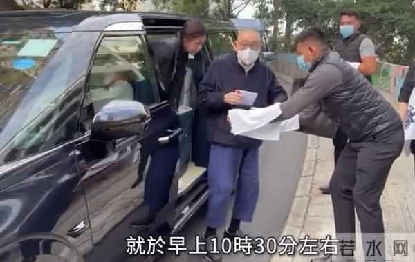 74岁刘銮雄携妻子现身，紧紧扶住甘比的手，女方看着疲惫很无奈