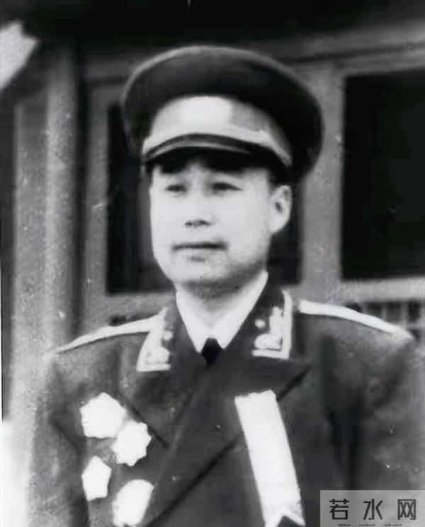 王近山的一张全家福,小二十岁妻子容貌清秀,一家人颜值太高了!