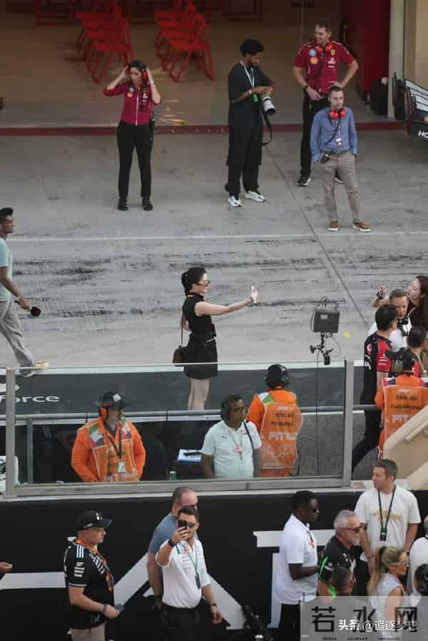 刘亦菲现身阿布扎比观看比赛,扎高马尾戴墨镜又飒又美气场好强大