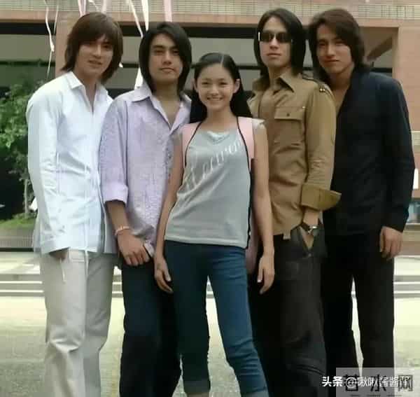 朱孝天现身机场，冲网友黑脸翻白眼，他一手扯烂了偶像圈的遮羞布