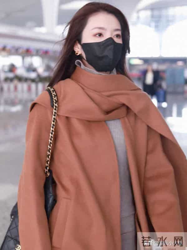 李云霄杭州机场被偶遇,穿棕色翻领长款大衣,好温柔气质美到犯规