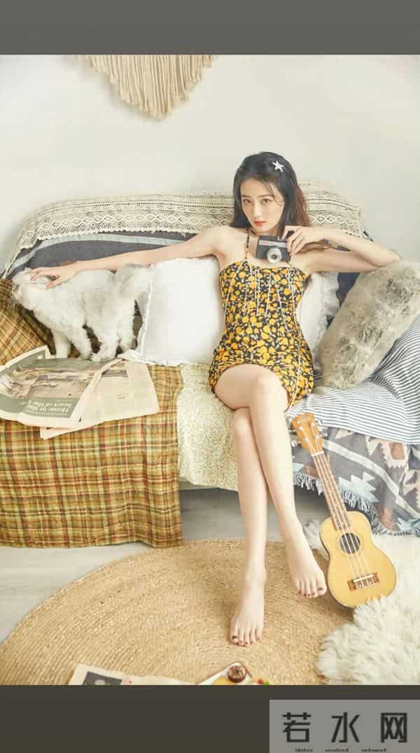 徐璐裹胸短裙性感写真，一双大长腿太迷人了