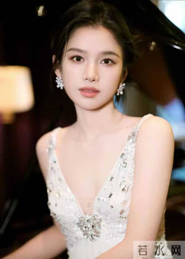 张婧仪 吊带深v连衣裙 性感美丽