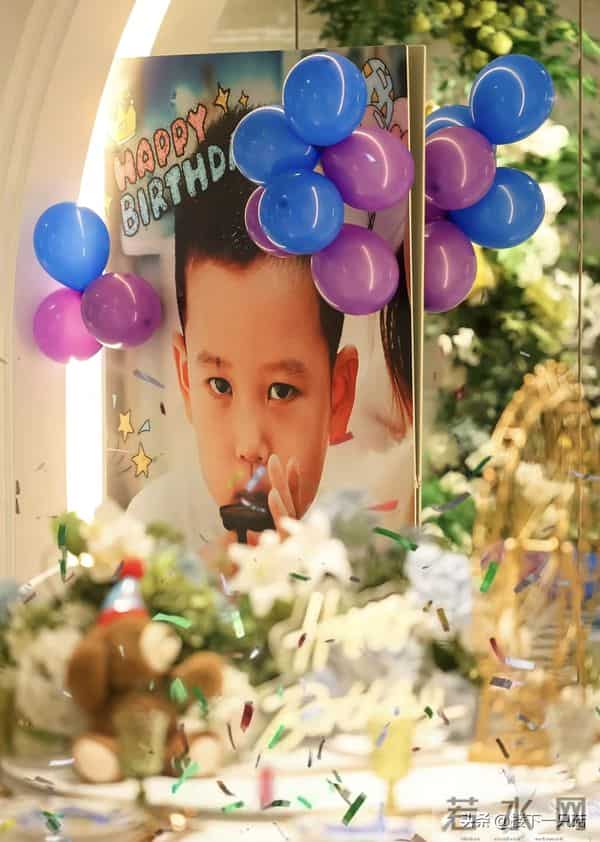 王雷四岁小儿子可爱像爸 大儿子肉嘟嘟像李小萌 一家四口共用一张脸