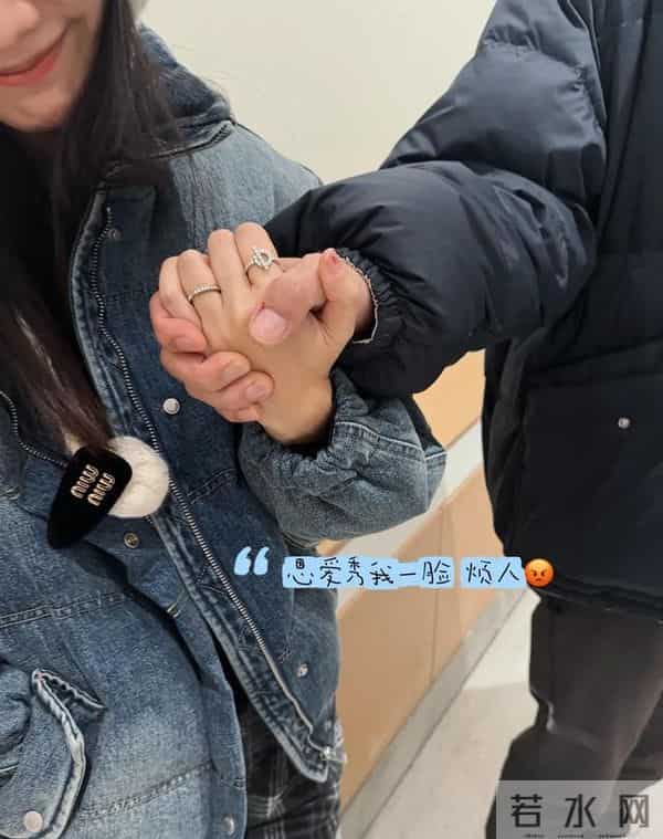 孙骁骁称任重是救赎 疑内涵前任 穿情侣装 牵手像两代人 女儿坐