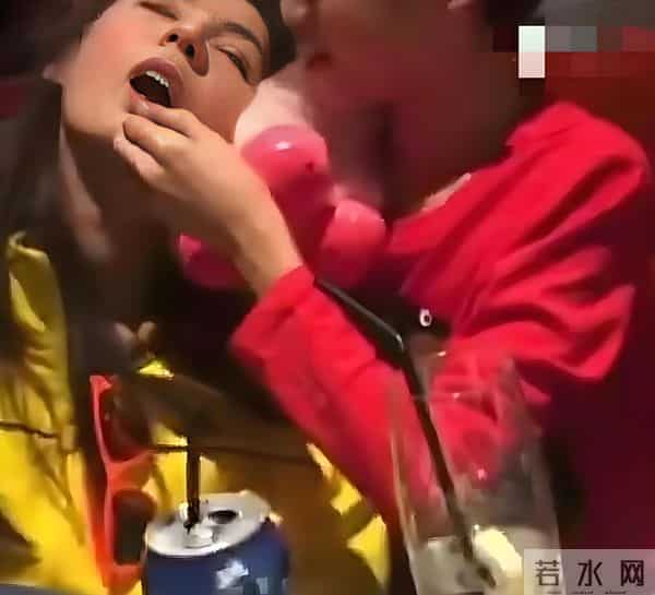 张柏芝儿子18岁马场亮相,西装造型秒变成熟男人!比谢霆锋还稳重