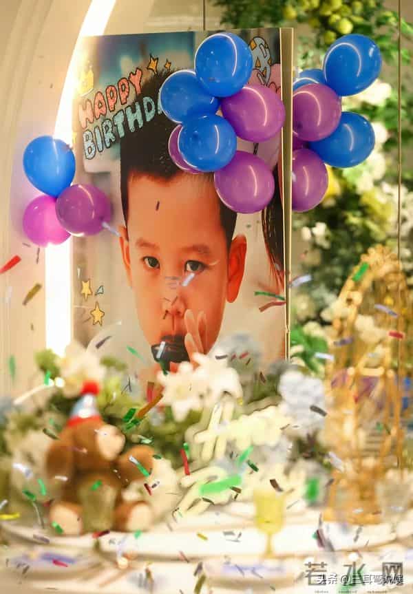 王雷李小萌为小儿子办生日派对,一家四口装扮精致,两儿子都像爸