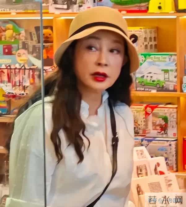 75岁"风流妖精"刘晓庆，意外摔倒后走不动路，担心的事还是发生了