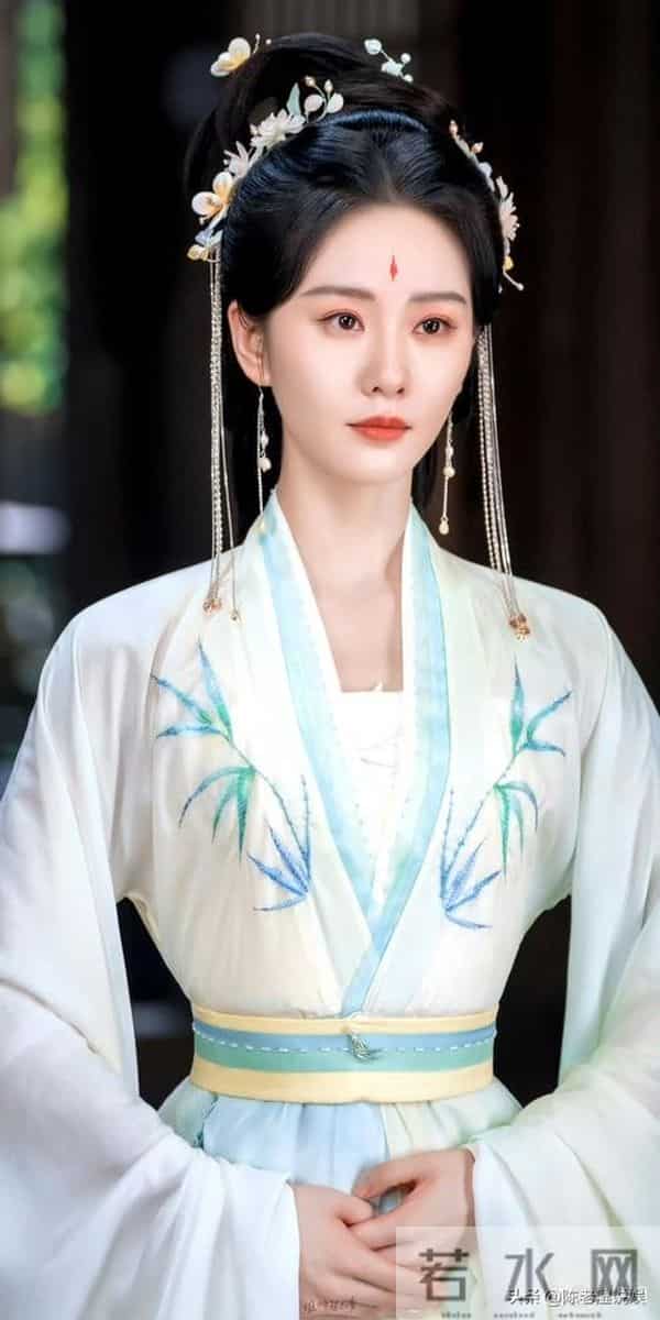 红毯秒变菜市场!穿秋裤摔跤,瘦成竹杆儿,还有人成“背锅侠”