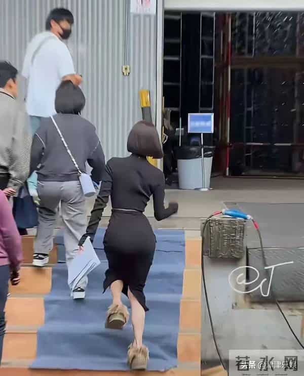 秦岚变化太大了，胸很大，腰很细，臀部很大，身材有点像芭比娃娃