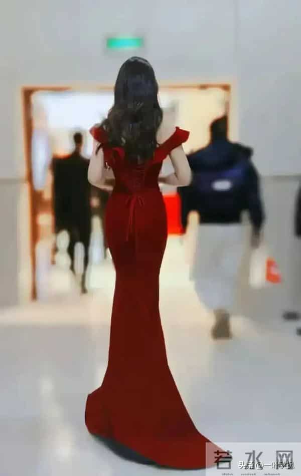 哇塞!刘涛这肥臀,算是圈内第一了吧,麻花辫配包臀裙太显年轻了