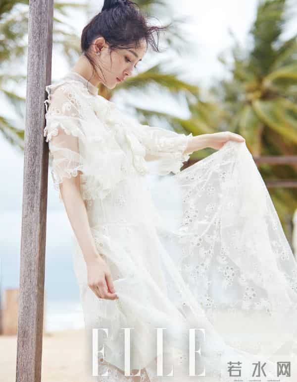 杨幂海滩“大展身手”，白裙湿发美成画！