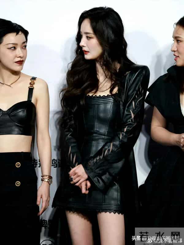 杨幂:皮裙大波浪,成熟且大气