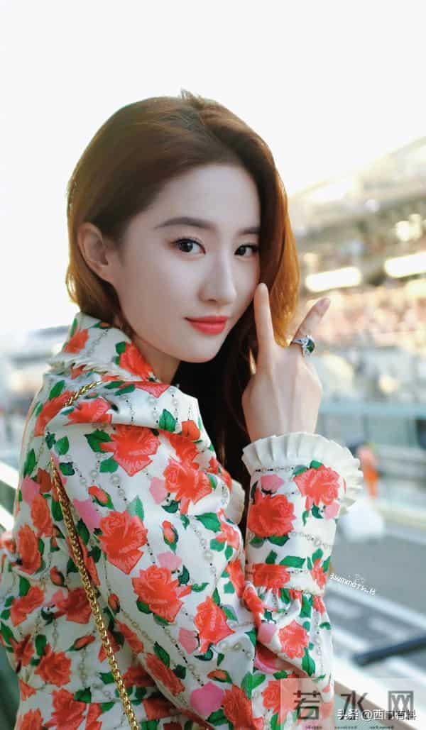 刘亦菲阿布扎比观赛F1,短裙墨镜搭配高马尾,又美又飒好迷人!