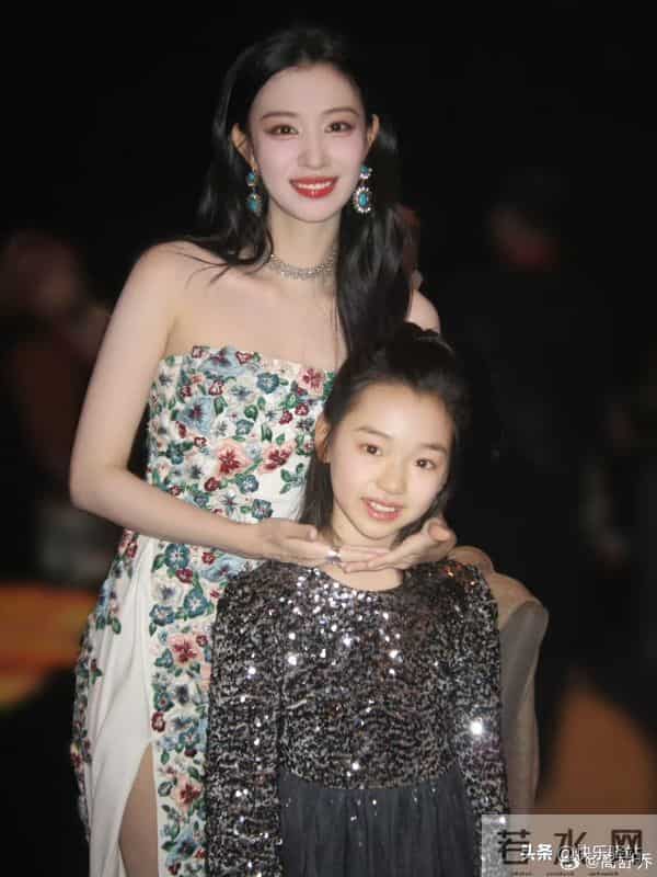 好羡慕！董璇女儿小酒窝一口气晒17张合影，数位明星主动贴脸合照