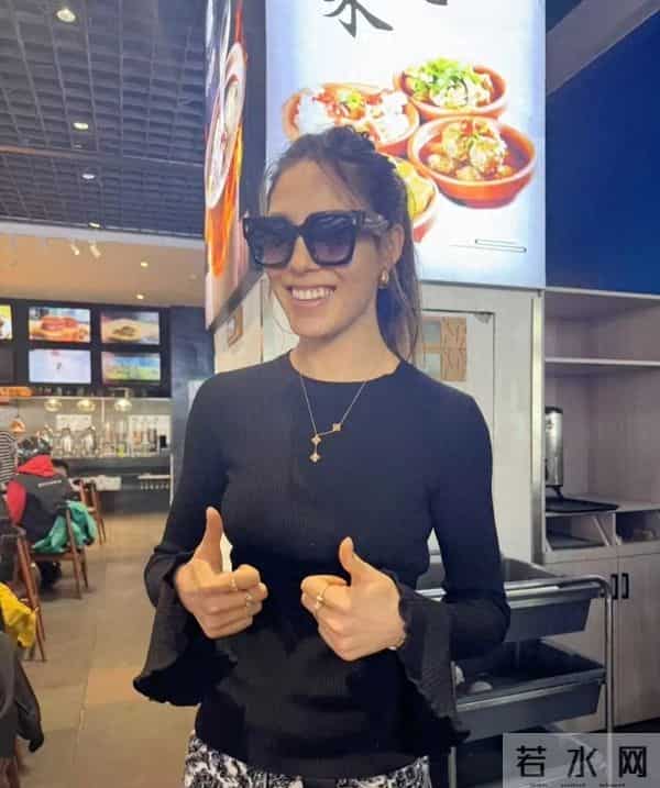 谷爱凌现身张家口一家餐厅吃饭,她身材凹凸有致,脸瘦成了瓜子脸