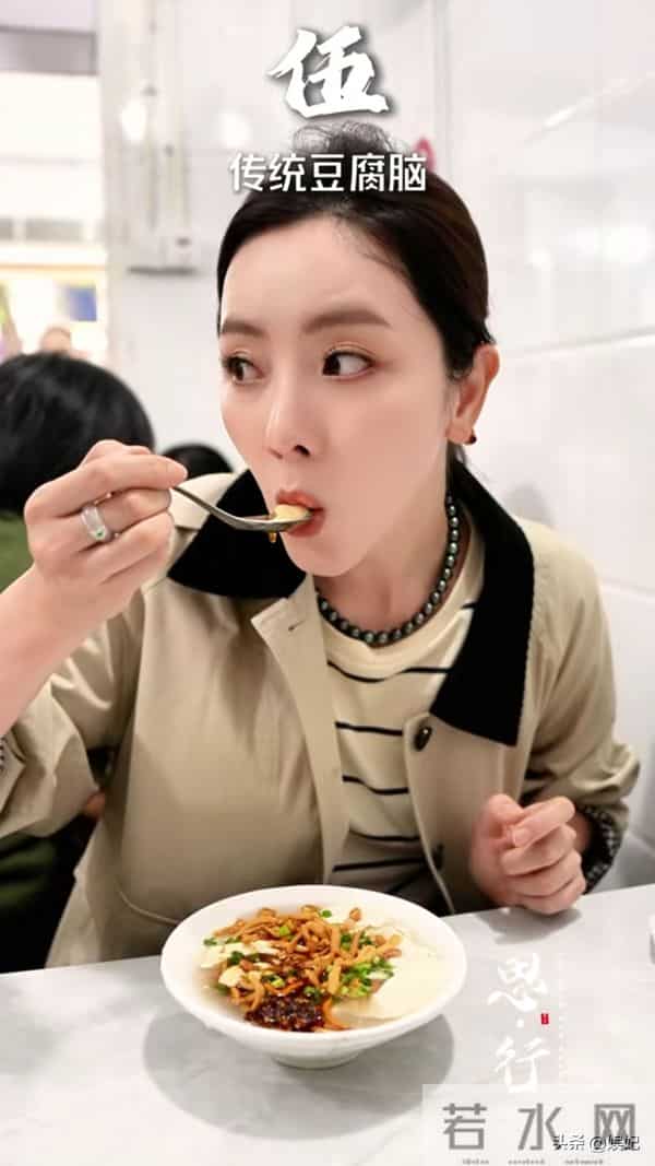 39岁李思思晒游玩穿搭：刺绣背心+半身裙，优雅从容，嫩得像28岁