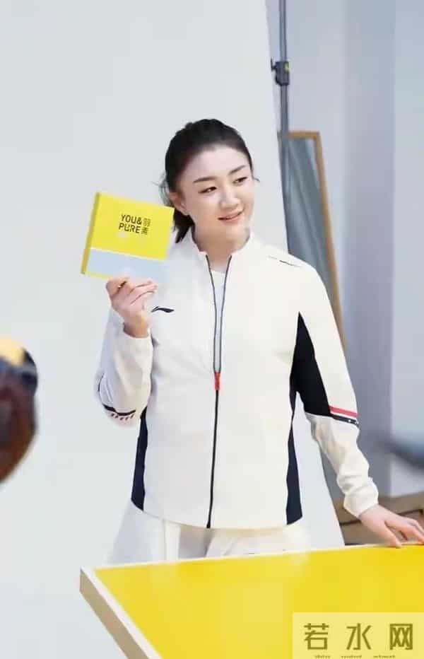 陈梦最新广告拍摄花絮，半扎发造型美得似公主，笑靥如花灵动可爱