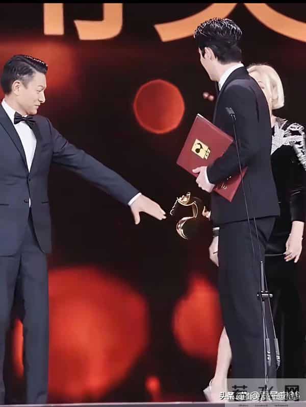 宁静在刘德华面前好乖,刘德华手一伸,她就听话的把手递给华哥牵