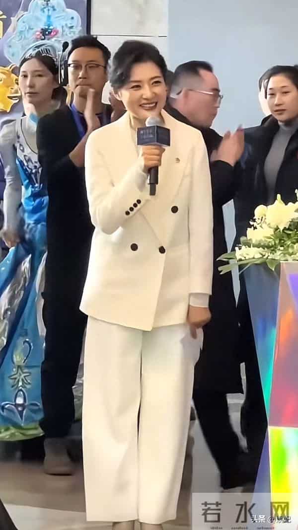 57岁周涛现身哈尔滨:白西装+阔腿裤,端庄大气,状态好得像35岁