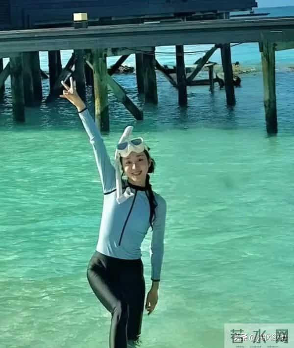 马龙一家海岛度假,夏露戴草帽甜笑似女星,他陪两儿子潜水超有爱