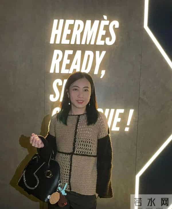 74岁刘銮雄坐轮椅现身，站立需搀扶洁癖严重，甘比一脸疲惫气色差