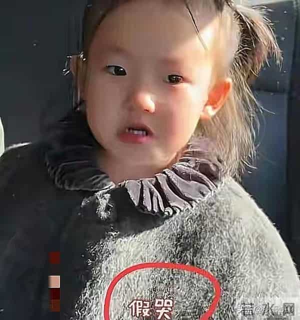 带娃就诊遭抓拍,黄一鸣女儿名字流出,网友:王思聪亏大了