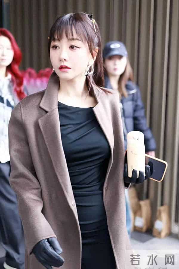 杨蓉个子小身材却很丰满！穿棕色大衣小黑裙长筒靴凹凸感好抢镜！
