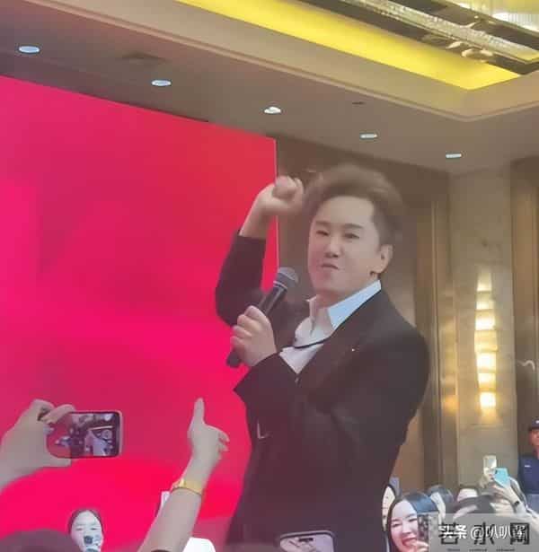 他8次上春晚，作死被捕入狱，如今56岁无人问津，沦落到四处走穴