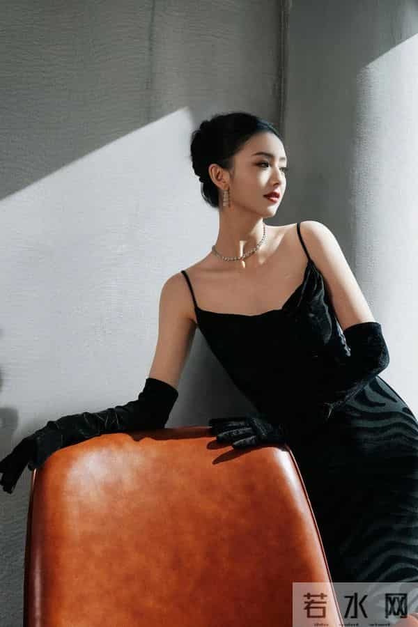 佟丽娅性感吊带写真美图