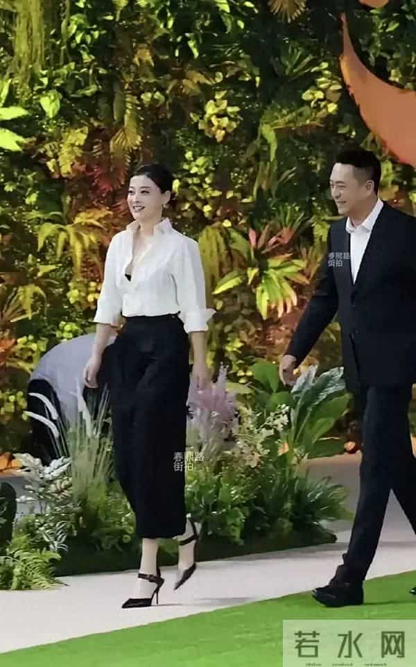 梅婷走红毯外套最上面那颗扣子没扣，镜头拉近时锁骨露了一截