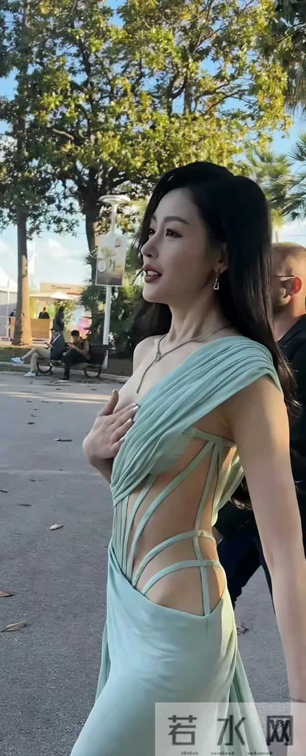 张天爱紧身衣路透鲨疯了！线条紧致如雕刻