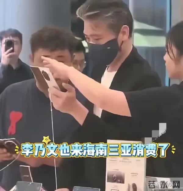 李乃文现身三亚!花1.5万买的新手机被助理摔了 他秒黑脸心疼坏了