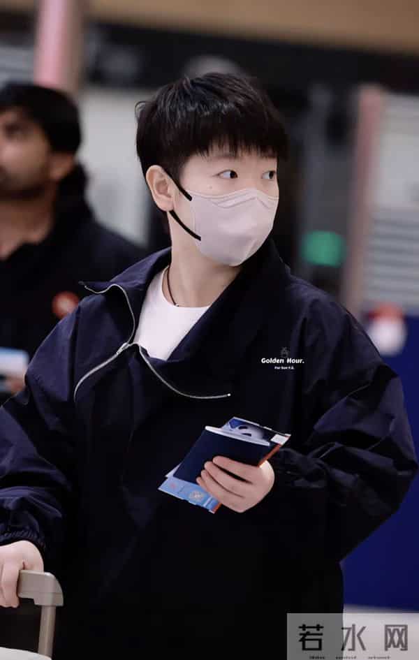 机场秀新皮肤！莎莎黑内搭帅甜切换，清澈眼眸堪称颜值天花板