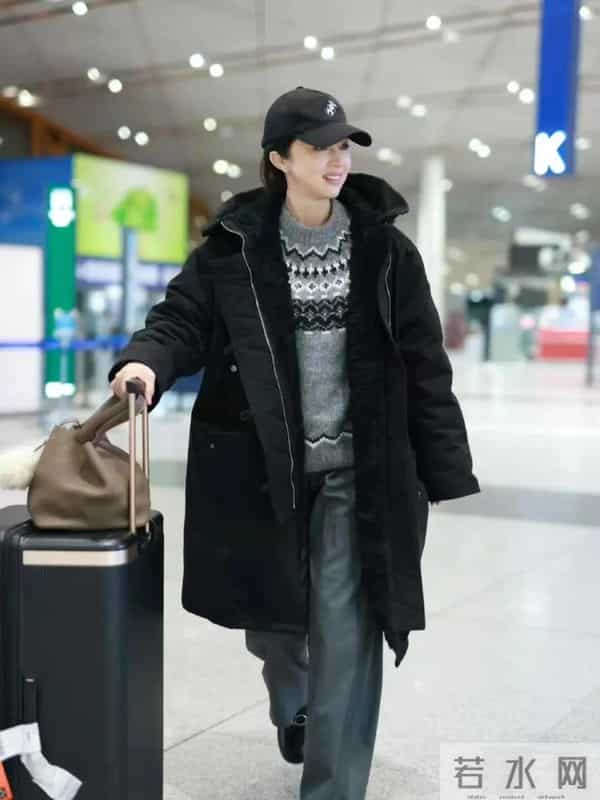 董璇真是穿搭高手!黑色羽绒服提花毛衣灰色阔腿裤,高级又洋气!